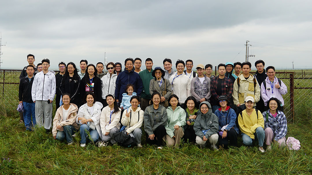 Participants in the field visit to the Hulunbuir Stipa Krylovii Comprehensive Observation Plot.