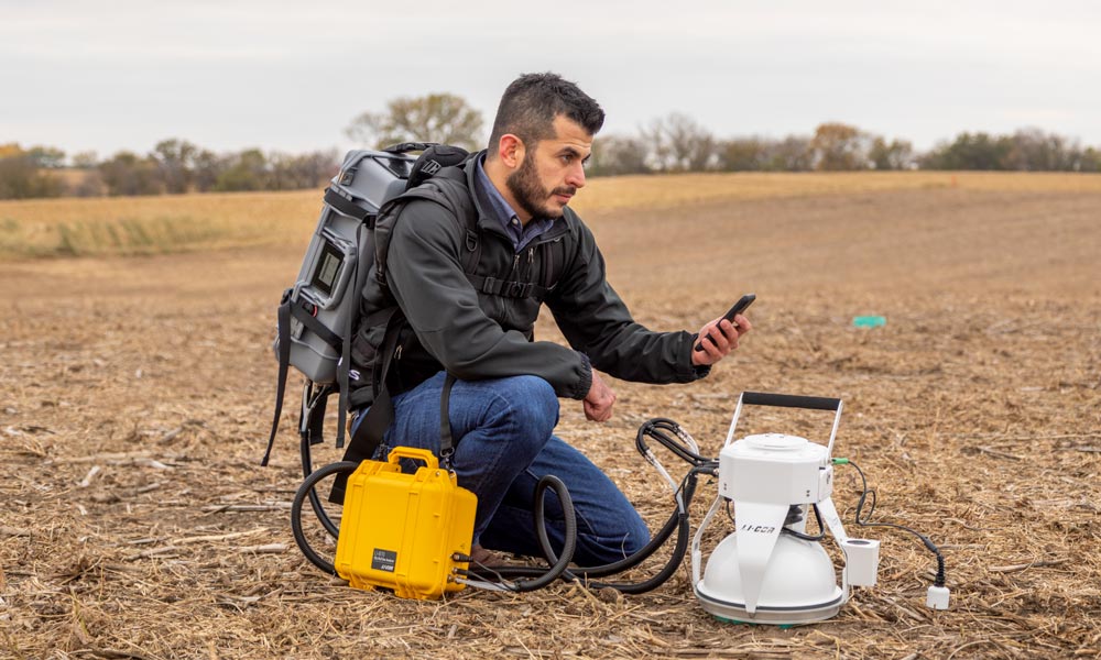 LI-7820 N2O/H2O Trace Gas Analyzer taking a survey measurement